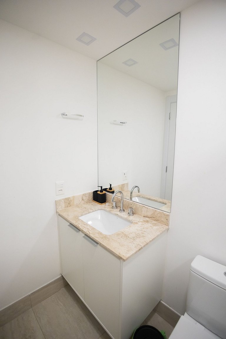 Apto c/ ar, piscina e academia