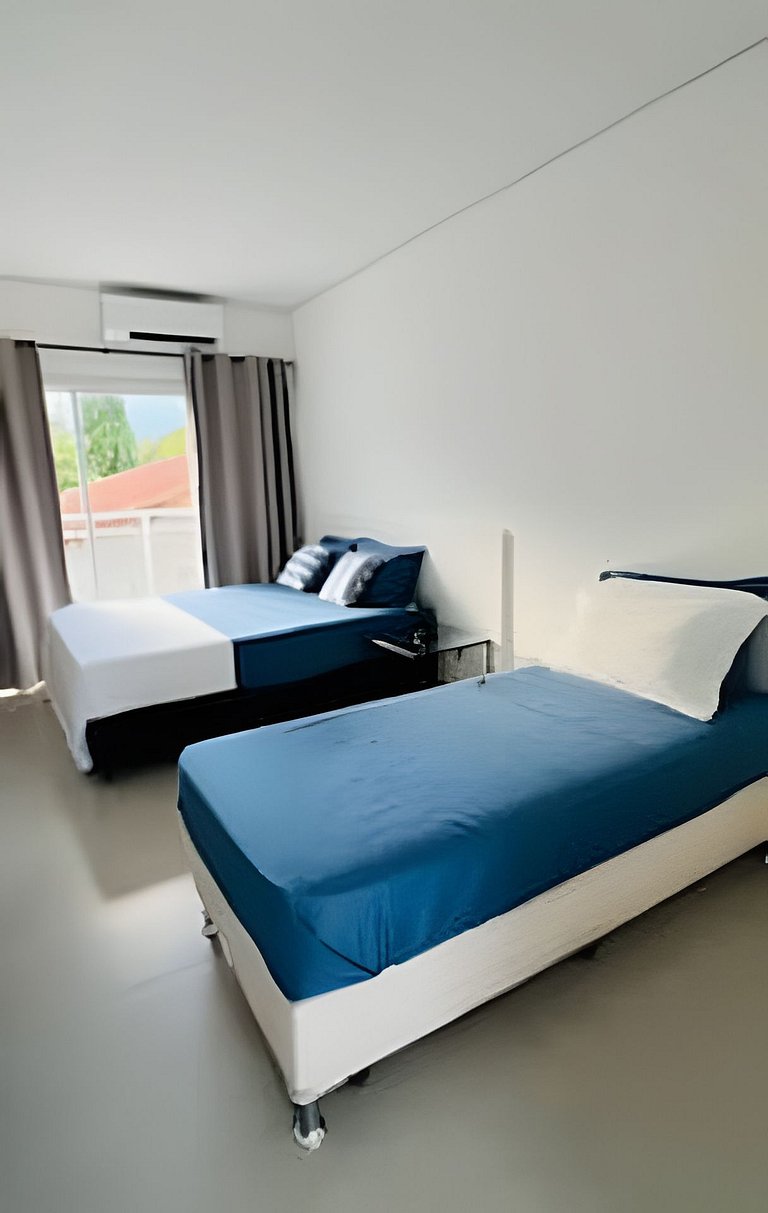 Studio para 3 pessoas com piscina no centro de Peruíbe