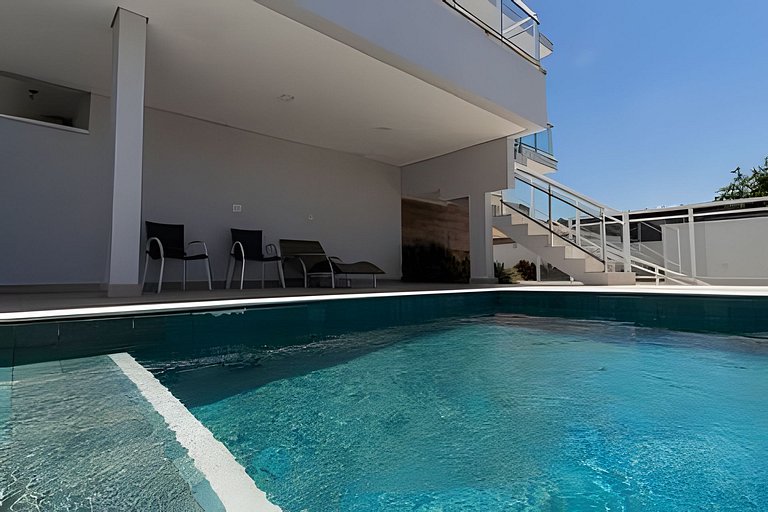 Studio para 3 pessoas com piscina no centro de Peruíbe