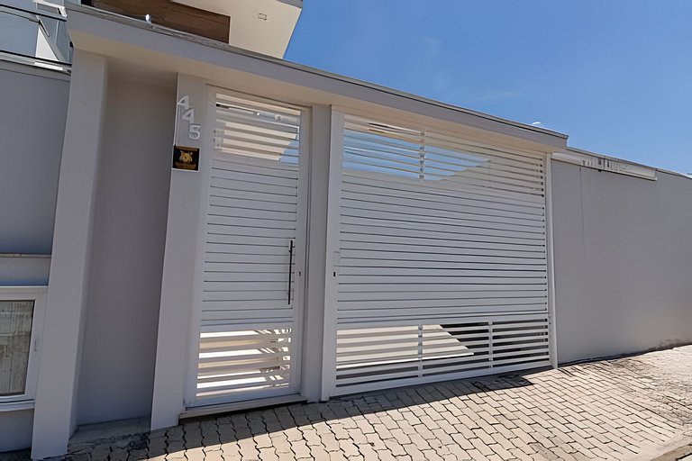 Studio para 3 pessoas com piscina no centro de Peruíbe