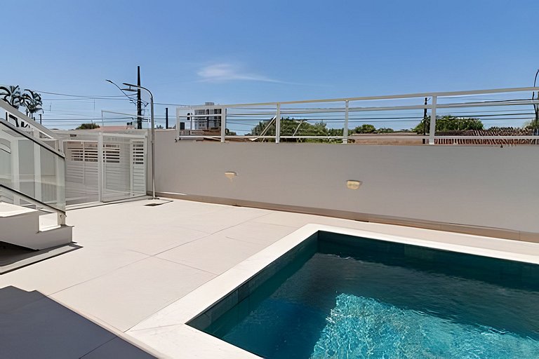 Studio para 3 pessoas com piscina no centro de Peruíbe
