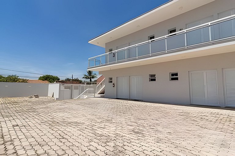 Studio para 3 pessoas com piscina no centro de Peruíbe
